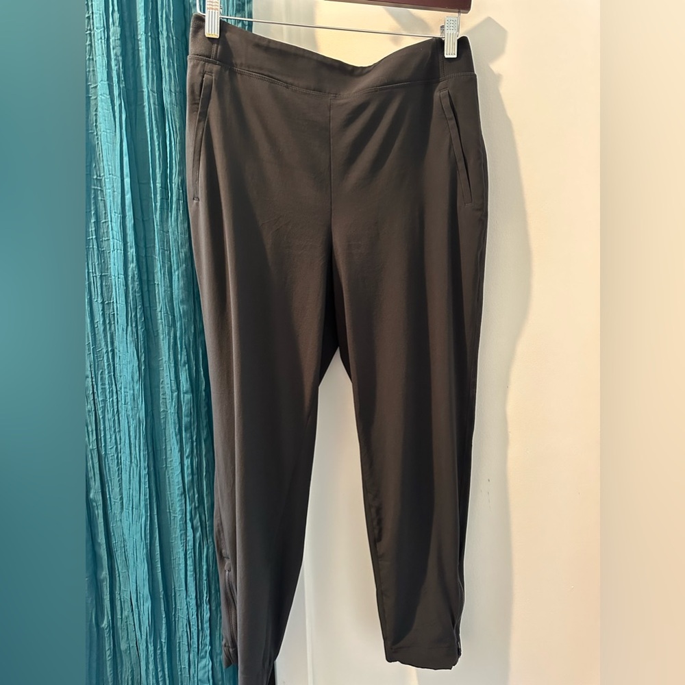 Athleta women’s pants. Size 8, black